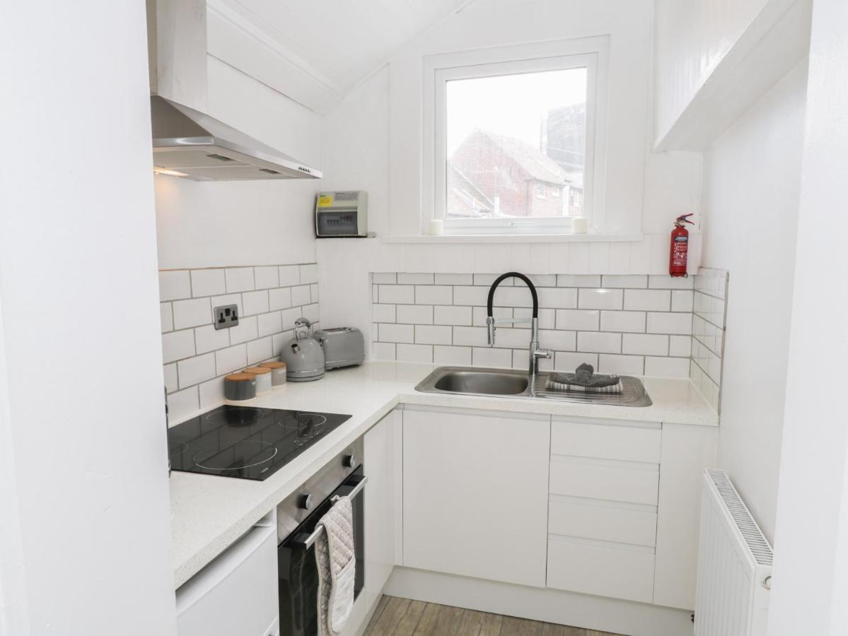 The Surfers Bolt Hole Apartment Whitby Exterior photo